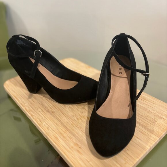 Black Velvet Pumps 10 WIDE Width - Picture 2 of 4